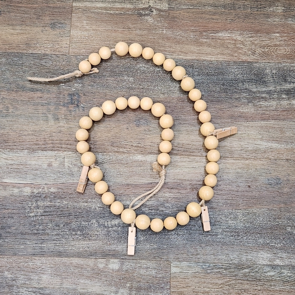 COUNTRY WOOD GARLAND WITH 4 CLOSE PINS MEASURES 52"